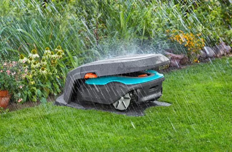 Robot de tonte sous la pluie