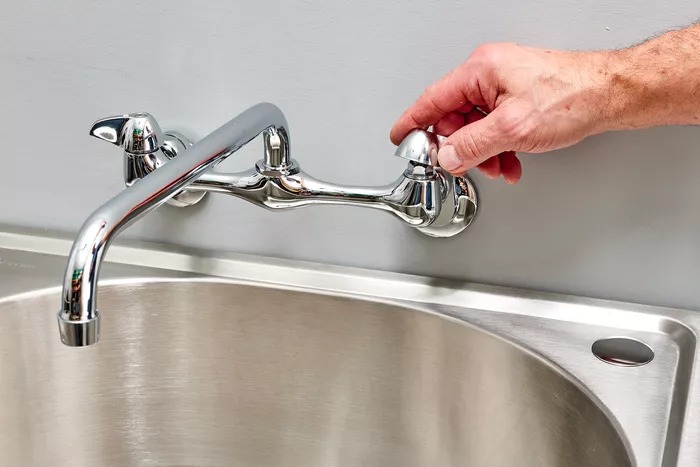 purgez l'eau du circuit en ouvrant un robinet