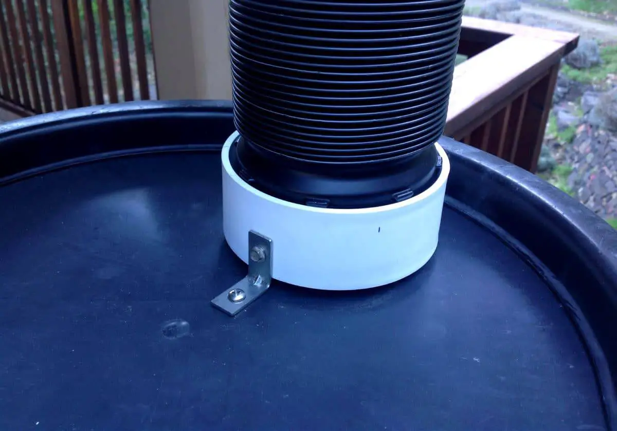 Fixation du réducteur sur le couvercle de la cuve de récupération d'eau de pluie DIY
