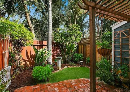 Ajoutez un treillis et un jardin en conteneurs pour tirer le meilleur parti d'un petit jardin.