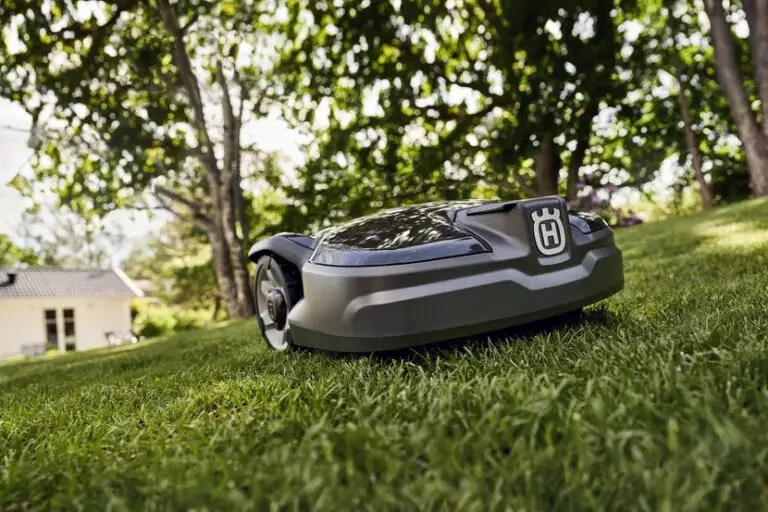 TEST et AVIS du HUSQVARNA AUTOMOWER 310 Mark II : Un robot fiable pour les jardins de 1000m2 Test et avis du husqvarna Automower 310 Mark II